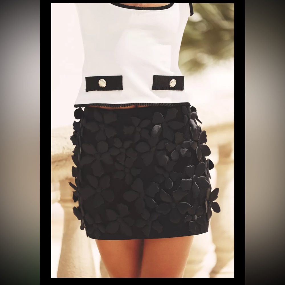 Zara floral structure knit mini skirt, raised 3D flowers - Picture 3 of 9